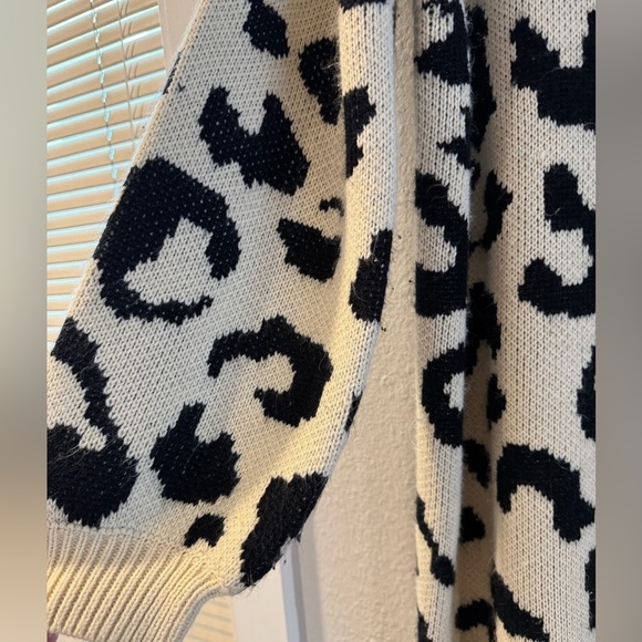 Blue B Oversized Cream Black Animal Print Turtleneck Sweater sz Medium Large - Picture 5 of 12